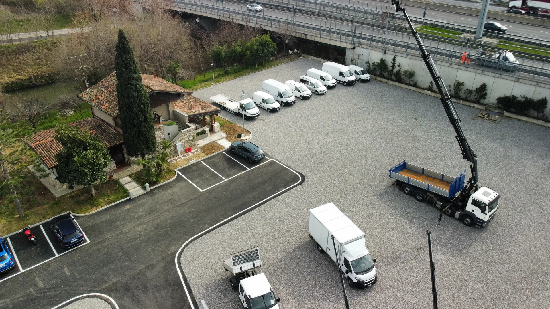 Ufficio con veicoli in esposizione